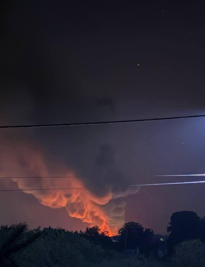 GabeZZOZZ's tweet photo. Ukrainians claim Russia bombed food storage facilities in Dnepropetrovsk. Didn’t know food burns this well, but who am I to judge… https://t.co/qFQwxZec6R