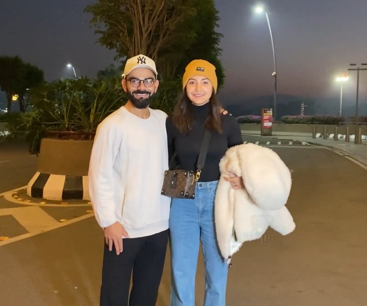 Kohlistic18's tweet photo. Kohli &amp; Anushka's airport game has always been unmatched. https://t.co/CaehiDiXEO