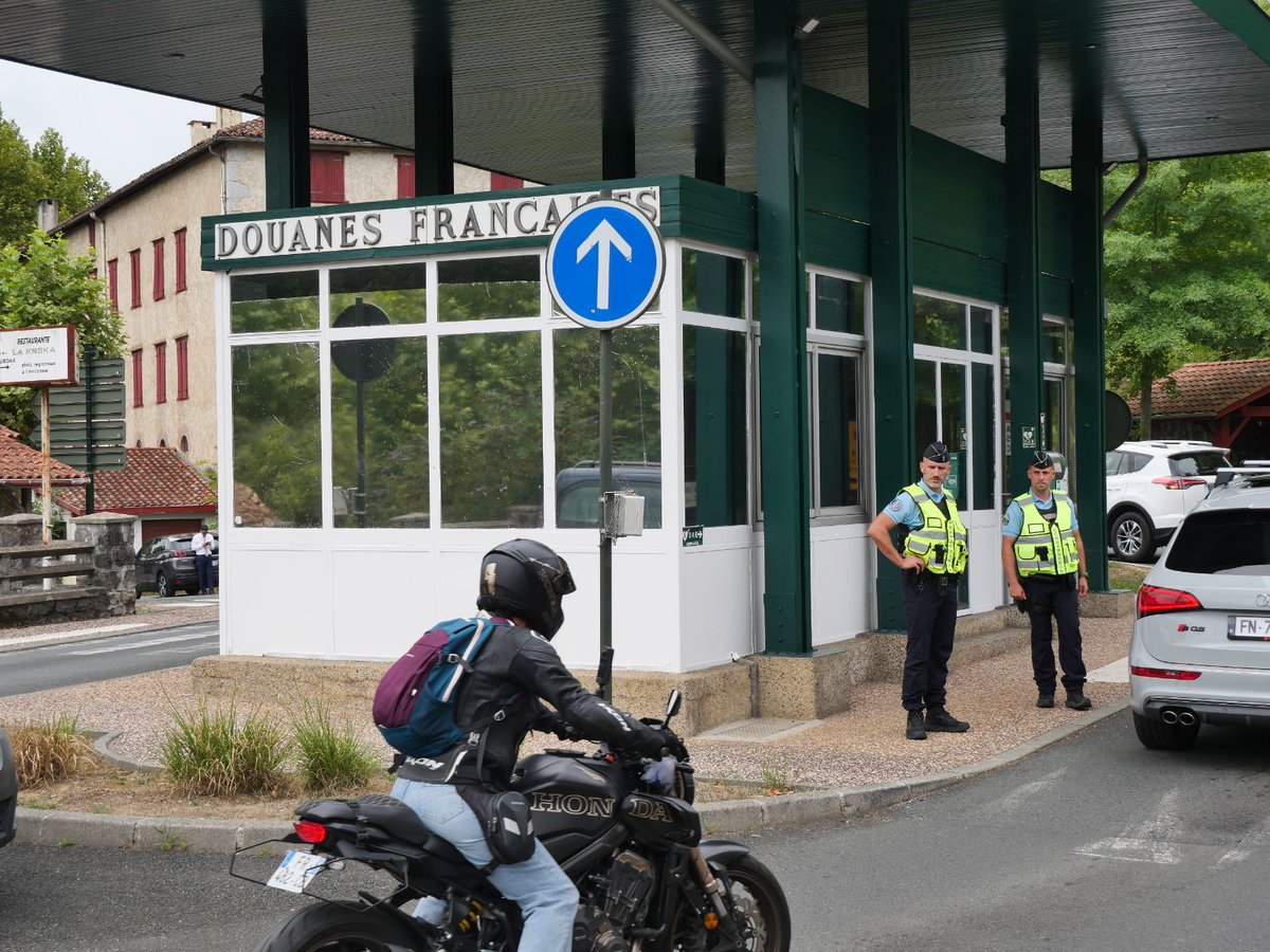 Prefet64's tweet photo. 🇫🇷 Renforcement des contrôles à la frontière franco-espagnole

Le Secrétaire général s'est rendu ce jour sur 2 points de contrôle à la frontière franco-espagnole, à la rencontre des policiers, gendarmes, douaniers et militaires mobilisés dans le cadre du dispositif Force Frontières, aux côtés de leurs homologues espagnols.

📊 Un dispositif renforcé de 390 personnels engagés sur le linéaire frontalier, du tunnel du Somport à Hendaye, en passant par les 19 points de passage autorisés :

▪️ 120 militaires et policiers de forces mobiles
▪️ 200 policiers et gendarmes d'unités régulières et spécialisées
▪️ 20 agents des douanes
▪️ 50 militaires de l'opération Sentinelle

Merci à l'ensemble des forces mobilisées, françaises et espagnoles, pour leur engagement quotidien dans la lutte contre l'immigration irrégulière. 🙏