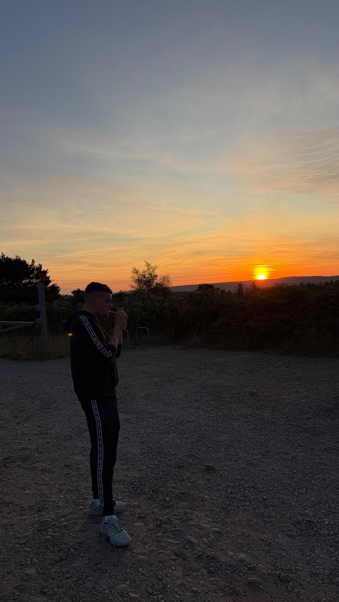 AlphaTie02's tweet photo. Spliffs and views 🤑😈 https://t.co/g6v1mJSrK0