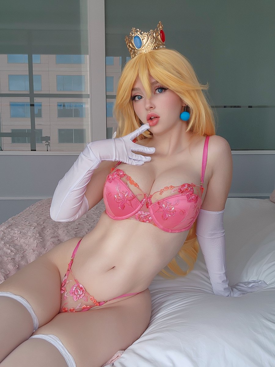 MikominCosplay's tweet photo. u, me, Mario Kart 🌠 https://t.co/7BMHVAoFDM
