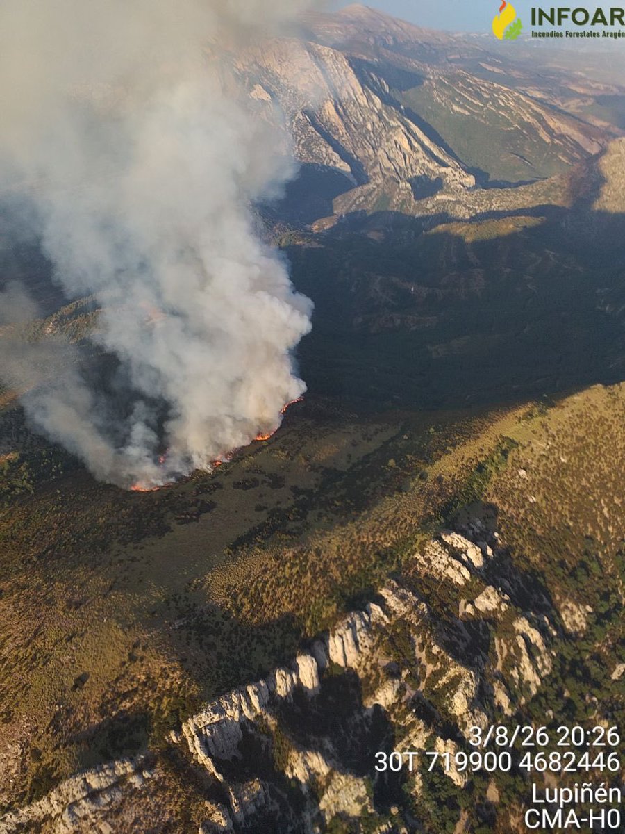 IIFFAragon's tweet photo. Tras la tormenta de la tarde, se ha registrado un incendio forestal en el término municipal de Loporzano (Hoya de Huesca). Se está actuando con 3 helicópteros y 2 brigadas helitransportadas de INFOAR, así como 2 medios aéreos del MITECO, dentro del Parque Natural de Guara. https://t.co/DPnHnPeyV0