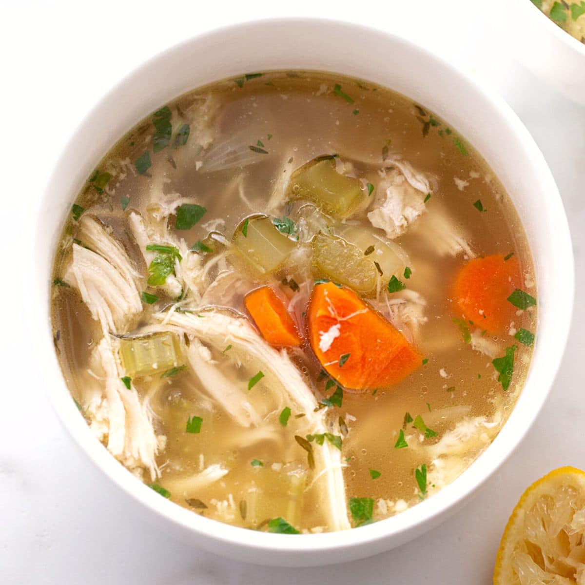 karimanesr's tweet photo. ¿Por qué la sopa de pollo es sanadora?

El aminoácido cisteína liberado del pollo durante la cocción se asemeja químicamente al medicamento para la bronquitis acetilcisteína, lo que puede explicar los resultados.

El caldo salado de la sopa también mantiene el moco fluido de la misma manera que lo hacen los fármacos para la tos. Las especias añadidas, como el ajo y las cebollas, pueden aumentar el poder de estimulación inmunológica de la sopa. Por eso las abuelas y las madres en su inmensa sabiduría preparaban con mucho amor una sopa de pollo cuando alguien se resfriaba.

📌 Guarde🔁 Comparta, hay alguien que necesita esta información.
🫂 Y tiene mucho más contenido de calidad para su salud en mi comunidad y blog (consultas, chat, BioProtocolos...), le espero con los brazos abiertos :)