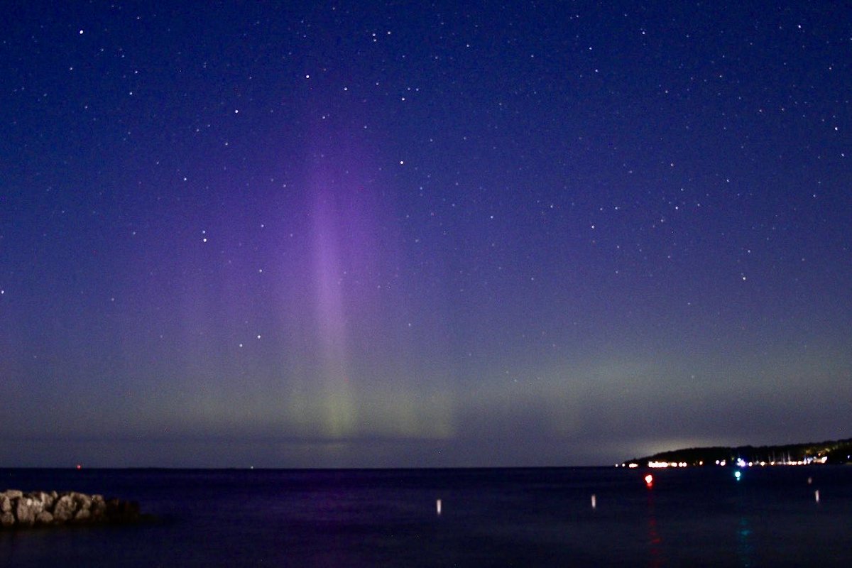 kannieanderson's tweet photo. Beautiful skies last night in #Doorcounty #sisterbay some crepuscular rays and a big dipper photobomb of the #aurora https://t.co/HJM9TjkfGR