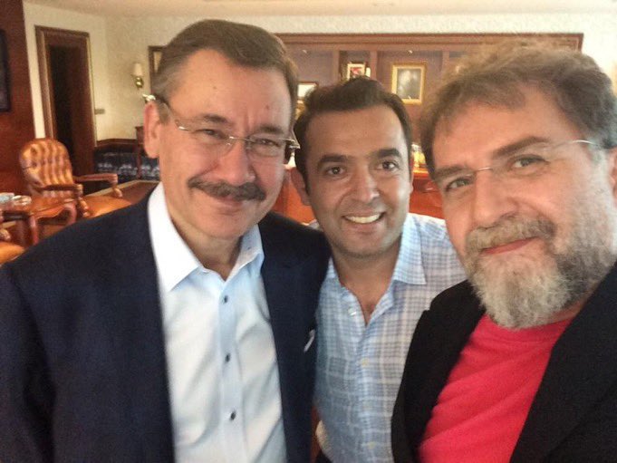 AvAliDvrmAn's tweet photo. Ortadakinin adı Tahir Sarıkaya, Cem Küçük soruşturması kapsamında gözaltına alındı

Soldaki müptezel halâ duruyor. 

FETÖ’ye Ankarayı parsel parsel sattığı iddia edildi, karşı çıkamadı ve o gözaltına alınmadığı sürece bu ülkede adalet yoktur https://t.co/B8giQ4QfWK