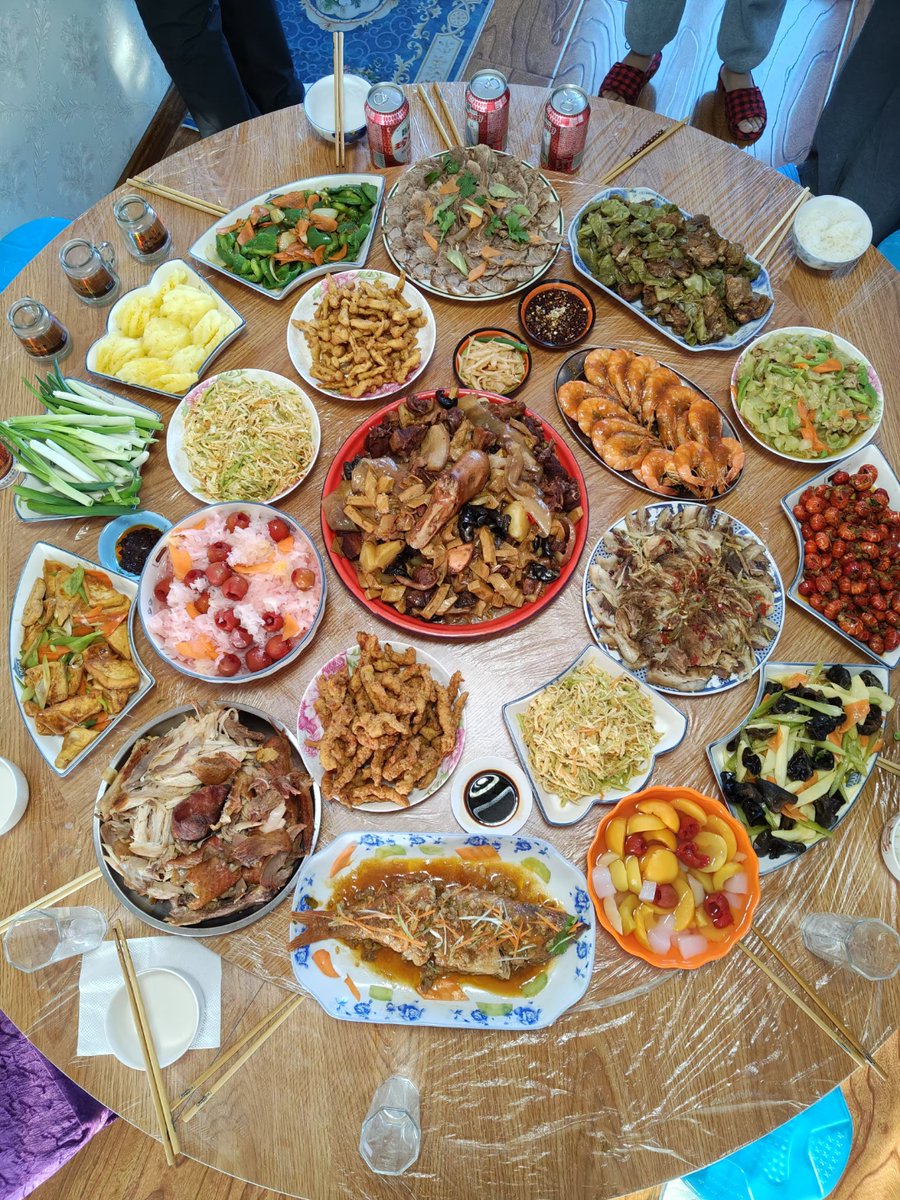 poj0019's tweet photo. [好久不见的老伙计们一凑，没聊够的旧事、刚冒的近况，全化成了桌上碰杯的脆响！]， https://t.co/8v3CtvLrcN