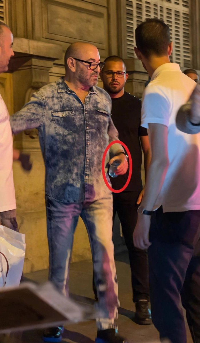 _Ghost__007__'s tweet photo. @SoeurFoune @Diiez236 C’est bien le roi du maroc avec un verre à la main qui sert habituellement à consommer de la Vodka ou de la Tequila dans les bars , sa holding royale Al Mada possédait la chaîne de supermarchés Marjane , qui était avant 2014 l’un des plus grands distributeurs d’alcool au Maroc 👍 https://t.co/wgF50GlOXi