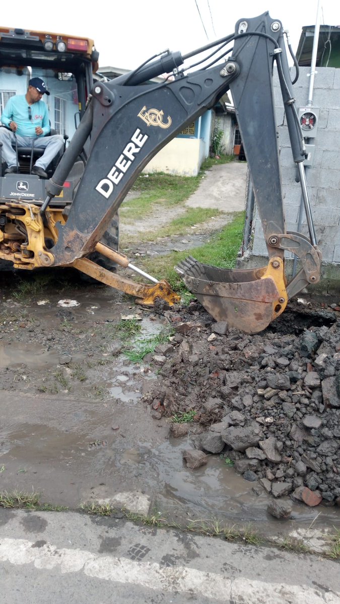 IDAANinforma's tweet photo. ¡Estamos trabajando desde la Región Metropolitana!

📌Pedregal: Reparación de una tubería de 4 pulgadas  en el sector de La Rana de Oro (calle Sello de Oro).

📌Betania: Reparación de daño en una línea   domiciliaria en Las Mercedes.

📌Belisario Frías: Reemplazo de manguera a la válvula de altitud de 12" en el tanque de succión de la estación de bombeo Ameglio. 

🚱El suministro  se afecta únicamente en los sectores intervenidos.

@311Panama