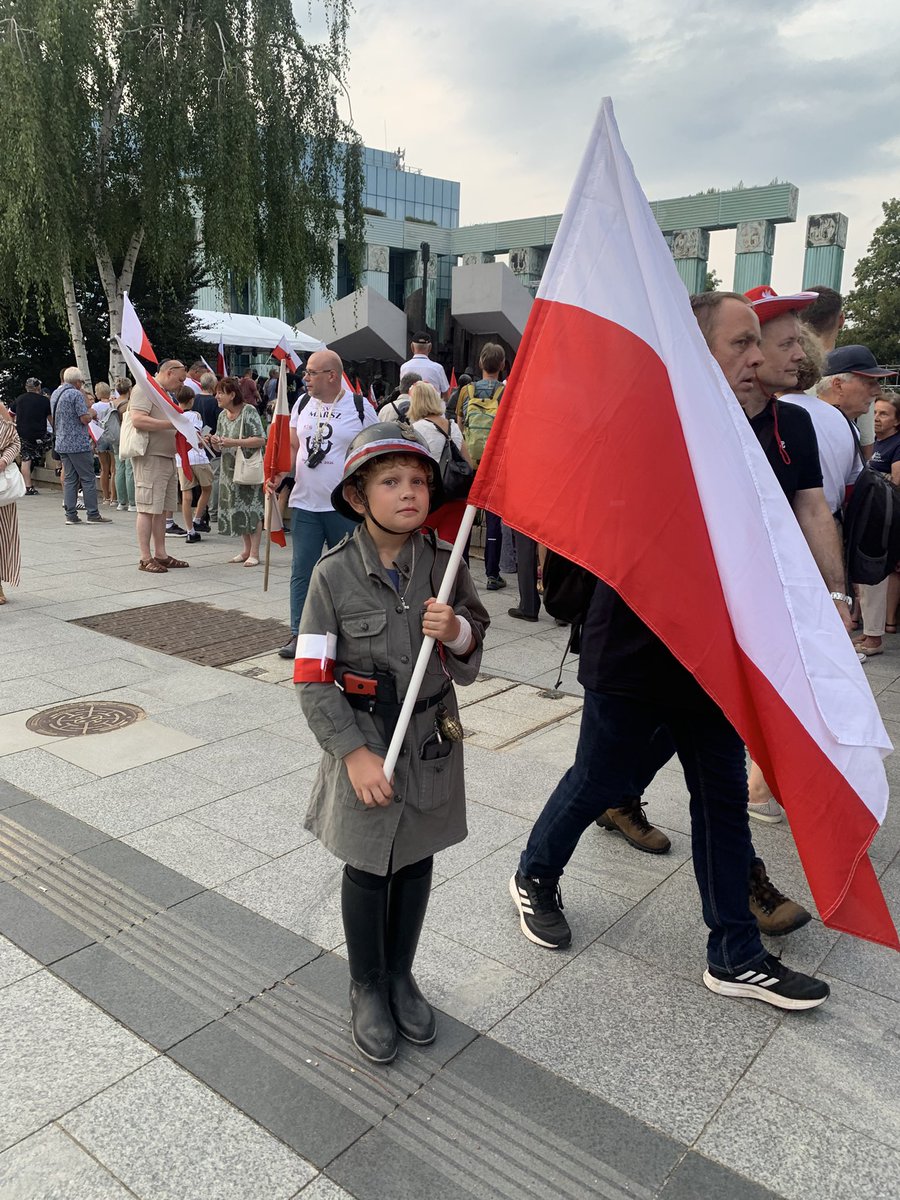 TIndyka's tweet photo. 🇵🇱 Cześć i chwała Bohaterom Powstania Warszawskiego! 🇵🇱

Wczoraj Konfederacja Korony Polskiej miała zaszczyt uczestniczyć w Marszu Powstania Warszawskiego ulicami stolicy. Był to czas zadumy, pamięci i wdzięczności wobec tych, którzy 82 lata temu stanęli do nierównej walki o wolność Warszawy i Polski.
Tysiące biało-czerwonych flag, wspólny śpiew pieśni patriotycznych i obecność ludzi z różnych pokoleń pokazały, że pamięć o Powstańcach wciąż jest żywa. To nasz obowiązek – pielęgnować historię, oddawać hołd Bohaterom i przekazywać prawdę kolejnym pokoleniom.
Niech ofiara Powstańców Warszawskich będzie dla nas przypomnieniem, że wolność nie jest dana raz na zawsze. Wymaga odwagi, odpowiedzialności i troski o naszą Ojczyznę.
Cześć i chwała Bohaterom!
Wieczna pamięć poległym!

🇵🇱Konfederacja Korony Polskiej 🇵🇱
🇵🇱Tu jest Polska 🇵🇱
🇵🇱 Bóg • Honor • Ojczyzna 🇵🇱

#GrzegorzBraun
#KonfederacjaKoronyPolskiej
#tomaszindyka
#PowstanieWarszawskie #Pamiętamy #1Sierpnia #Warszawa #CześćIHonor #BógHonorOjczyzna