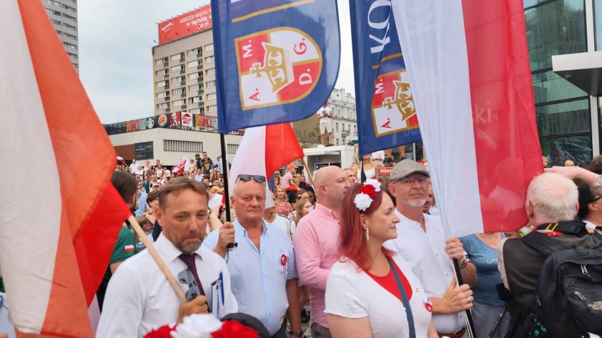 TIndyka's tweet photo. 🇵🇱 Cześć i chwała Bohaterom Powstania Warszawskiego! 🇵🇱

Wczoraj Konfederacja Korony Polskiej miała zaszczyt uczestniczyć w Marszu Powstania Warszawskiego ulicami stolicy. Był to czas zadumy, pamięci i wdzięczności wobec tych, którzy 82 lata temu stanęli do nierównej walki o wolność Warszawy i Polski.
Tysiące biało-czerwonych flag, wspólny śpiew pieśni patriotycznych i obecność ludzi z różnych pokoleń pokazały, że pamięć o Powstańcach wciąż jest żywa. To nasz obowiązek – pielęgnować historię, oddawać hołd Bohaterom i przekazywać prawdę kolejnym pokoleniom.
Niech ofiara Powstańców Warszawskich będzie dla nas przypomnieniem, że wolność nie jest dana raz na zawsze. Wymaga odwagi, odpowiedzialności i troski o naszą Ojczyznę.
Cześć i chwała Bohaterom!
Wieczna pamięć poległym!

🇵🇱Konfederacja Korony Polskiej 🇵🇱
🇵🇱Tu jest Polska 🇵🇱
🇵🇱 Bóg • Honor • Ojczyzna 🇵🇱

#GrzegorzBraun
#KonfederacjaKoronyPolskiej
#tomaszindyka
#PowstanieWarszawskie #Pamiętamy #1Sierpnia #Warszawa #CześćIHonor #BógHonorOjczyzna