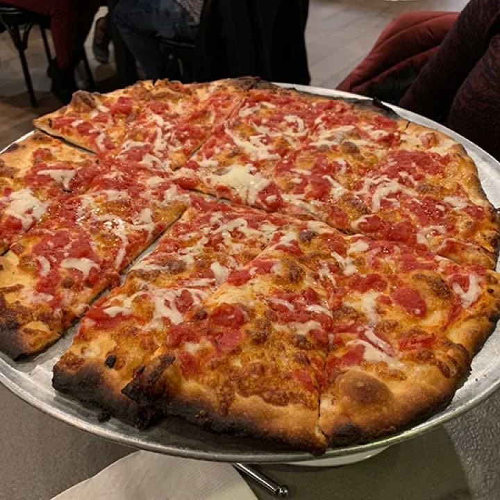 MikeL537111's tweet photo. @RetroHighway Acceptable slicing. Trenton tomato pie-DeLorenzo’s https://t.co/P31mIUbNr0