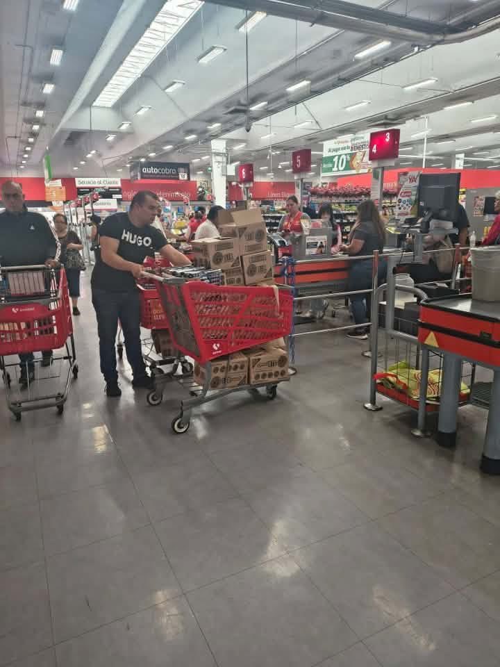 mxcharts's tweet photo. No pueden ser tan hambreados  llevándose todas las galletas ¿cómo si fuera que? 

Esto sucedió en Soriana de Plaza del Sol @TiendaSoriana ¿pueden hacer algo al respecto? 

¡POR FAVOR  NO LES COMPREN NADA! 🙅‍♀️

Creditos: Flores Rivera https://t.co/GXP5yjARFr