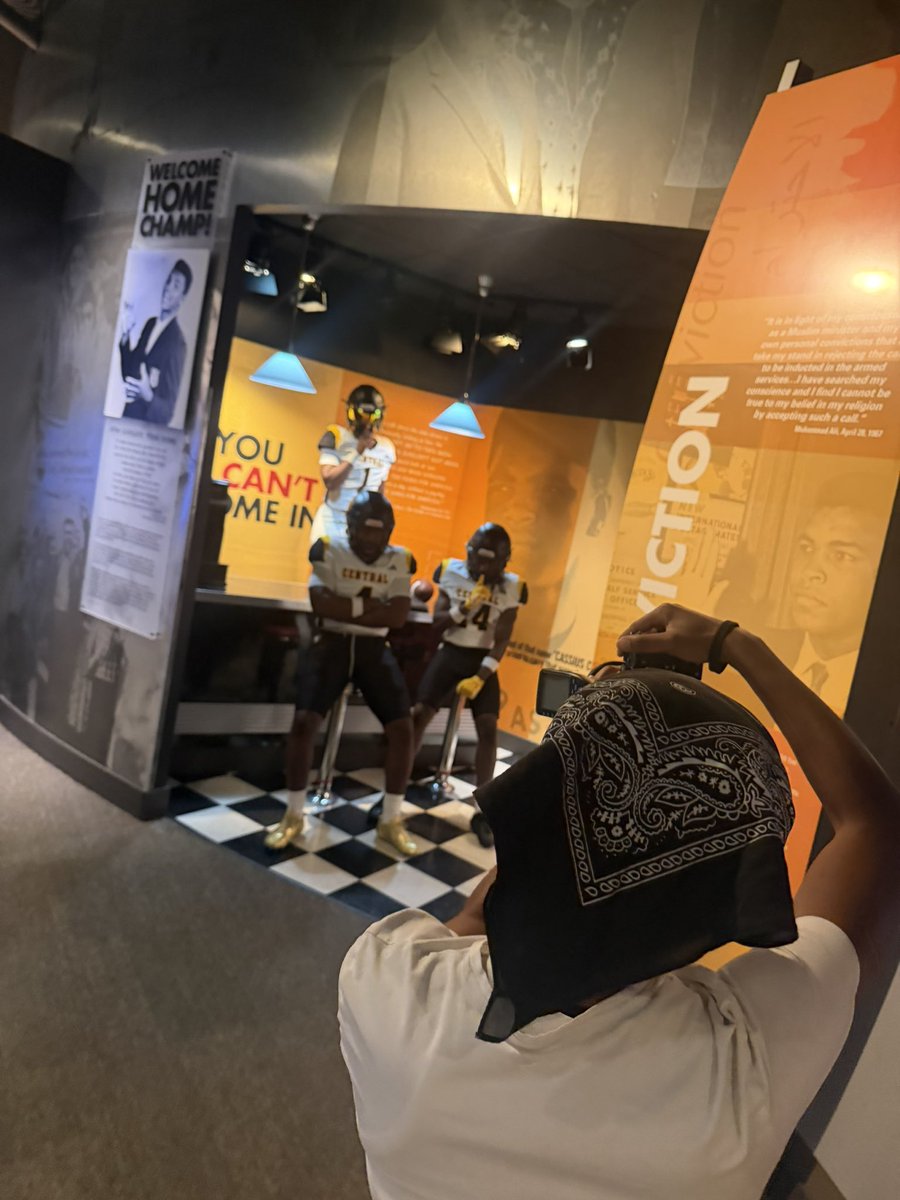 JrPhillip19269's tweet photo. Had a great media today at The Muhammad Ali Center today! @AliCenter Thank you so much for the hospitality! #BeTheGreatest #FindGreatnessWithin @CHSJacketFB @1_McKay_2 @CoachHoward__ @philliptbaker @NextLevelPhD @kyhighs @report_kentucky https://t.co/kMotb2Zbqs