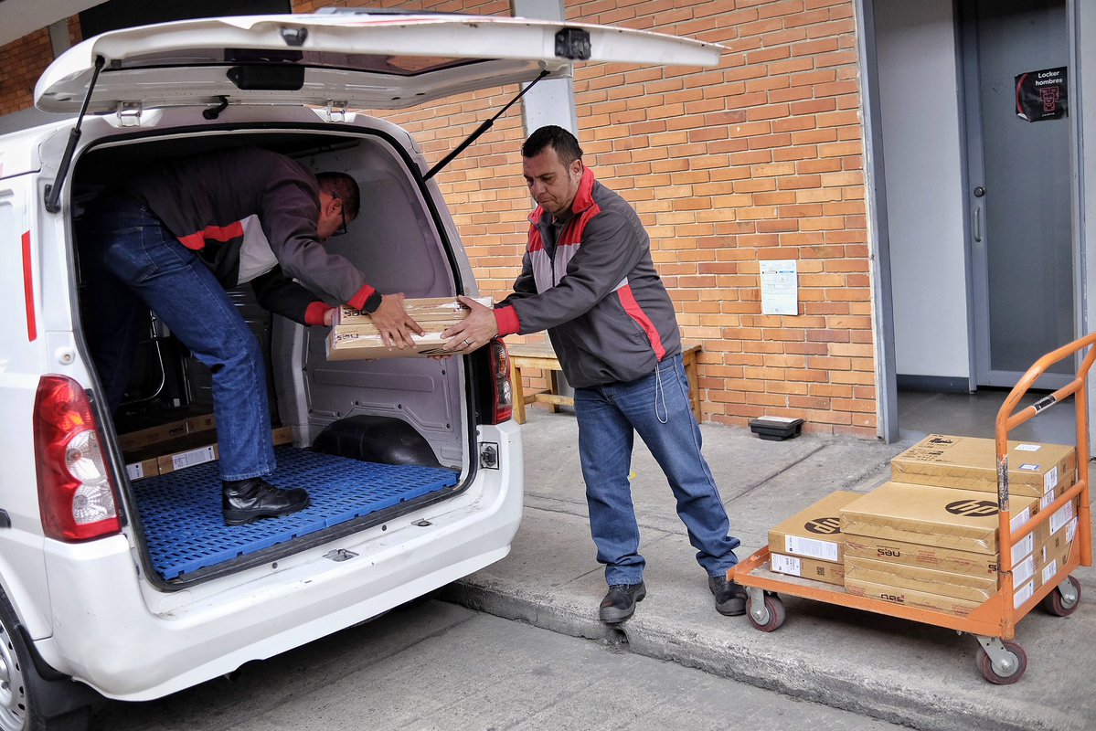 integracionbta's tweet photo. 🛜Este proceso ha buscado cerrar brechas digitales y promover la equidad en #Bogotá, acompañando a los hogares desde la identificación de los beneficiarios hasta la 💻entrega final de los equipos, para transformar la tecnología en oportunidades reales para la ciudadanía. 

💙💛
#AquíSíPasa
#BogotáMeConecta