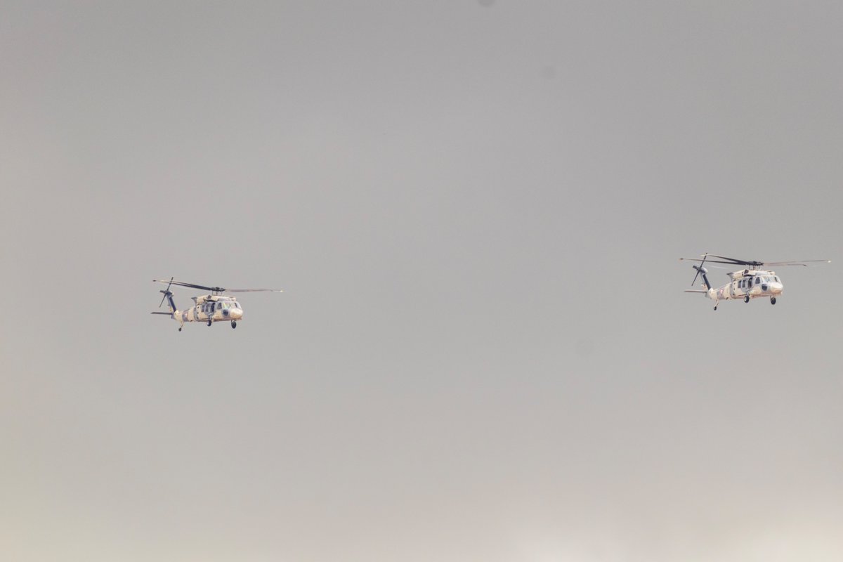 alfrekjv's tweet photo. Tarde de helicópteros en la capital del bienestar. Dos Blackhawks y un MD-500 volando bajo sobre el sector 3 ríos. https://t.co/VS6UCaWnKR