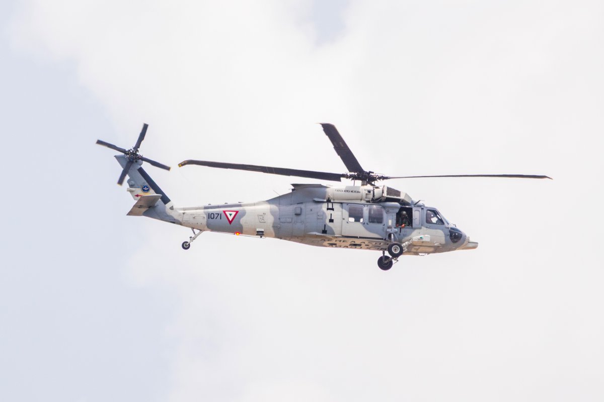 alfrekjv's tweet photo. Tarde de helicópteros en la capital del bienestar. Dos Blackhawks y un MD-500 volando bajo sobre el sector 3 ríos. https://t.co/VS6UCaWnKR