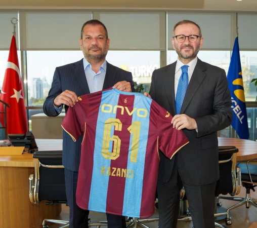 HaberTScom's tweet photo. Başkan Doğan’dan Yönetim Kurulu Başkanı Kazancı’ya ziyaret.

Trabzonspor ve Kulüpler Birliği Vakfı Başkanı Doğan, Turkcell Genel Müdürlüğünde Yönetim Kurulu Başkanı Kazancı’ya nezaket ziyaretinde bulundu.

Görüşmenin sonunda Başkan Doğan, Yönetim Kurulu Başkanı Kazancı’ya Trabzonspor forması hediye etti.