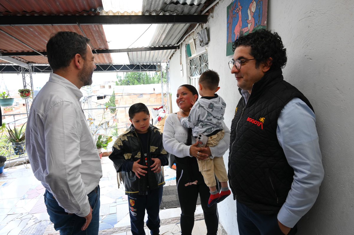 integracionbta's tweet photo. 🟡🔴El alcalde @CarlosFGalan recorrió la localidad de #SanCristóbal y visitó a algunas de las familias beneficiarias del programa #ConexiónSocial, que hoy recibieron 💻computadores portátiles para fortalecer su acceso a herramientas tecnológicas y ampliar sus oportunidades de 📖educación y 👨🏻‍💻desarrollo.

#AquíSíPasa
#BogotáMeConecta