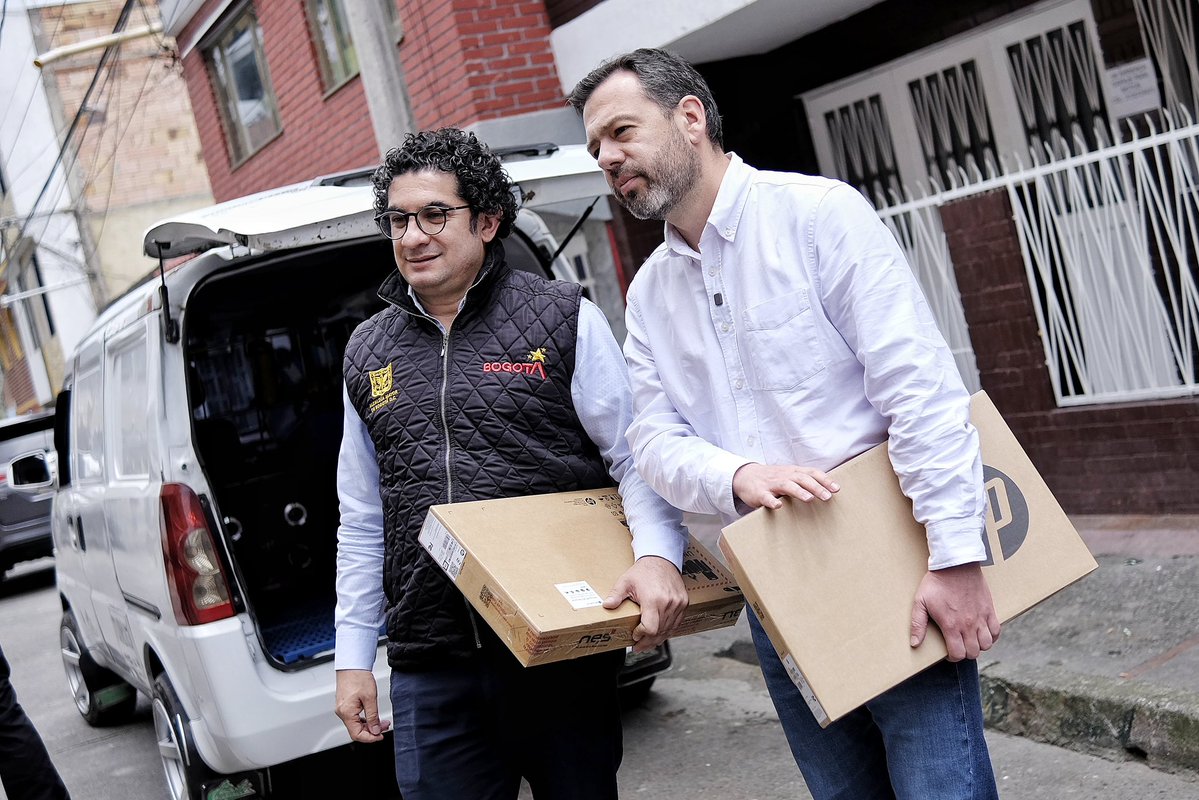 integracionbta's tweet photo. 🟡🔴El alcalde @CarlosFGalan recorrió la localidad de #SanCristóbal y visitó a algunas de las familias beneficiarias del programa #ConexiónSocial, que hoy recibieron 💻computadores portátiles para fortalecer su acceso a herramientas tecnológicas y ampliar sus oportunidades de 📖educación y 👨🏻‍💻desarrollo.

#AquíSíPasa
#BogotáMeConecta
