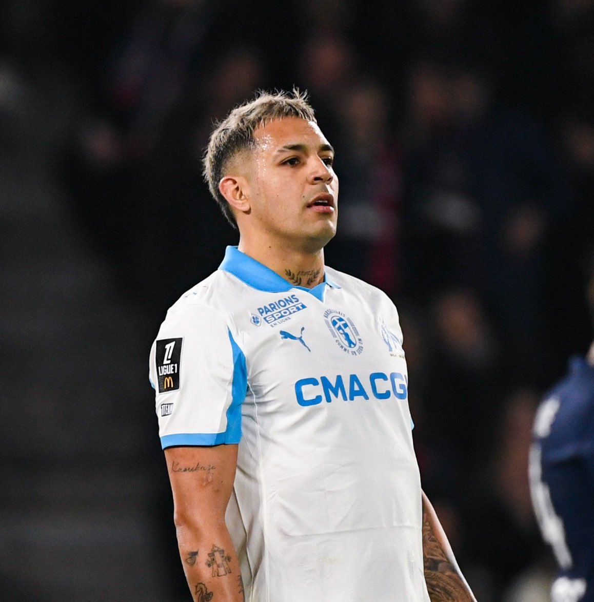 ActuFoot_'s tweet photo. 🚨 L’OM A SU REFUSER 20 M€ DE LEVERKUSEN POUR FACUNDO MEDINA 🇦🇷 !

Le club phocéen en attend davantage et joue au jeu de la surenchère qui pourrait inciter le club allemand a changé de plan.

L’Argentin est prêt à rester à l’OM cette saison. 💙🤍

🗞️ @lequipe https://t.co/RGz614gwCV