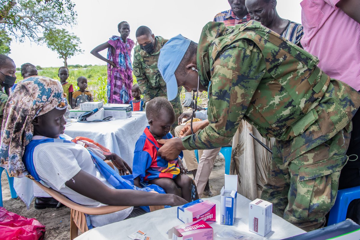 RwandaMoD's tweet photo. Rwandan peacekeepers deployed under the United Nations Mission in South Sudan (UNMISS), together with their colleagues from UNMISS Malakal, today provided free medical treatment to residents of Diel Payam along the shores of the White Nile in Upper Nile State during a routine river patrol.

The medical services provided included consultations for common illnesses, malaria treatment, child healthcare, sensitization, and other general medical services. Essential medicines were also distributed free of charge to the residents.https://t.co/2mRFIof55w
===============

Ingabo z’u Rwanda ziri mu butumwa bwo kubungabunga amahoro muri Sudani y’Epfo (UNMISS), bafatanyije na bagenzi babo bakorera muri UNMISS Malakal, kuri uyu munsi batanze serivisi z’ubuvuzi ku buntu ku baturage batuye mu gace ka Diel, mu nkengero z’umugezi wa Nili muri Leta ya Upper Nile.

Iyi gahunda yakozwe mu gihe izi ngabo zari ziri mu gikorwa gisanzwe cyo kugenzura uko umutekano wifashe mu mugezi wa Nili no mu bice byo mu nkengero zawo.

Serivisi z’ubuvuzi zatanzwe zirimo gusuzuma no kuvura indwara zisanzwe, kuvura malaria, kwita ku buzima bw’abana, gutanga ubukangurambaga ku buzima, ndetse n’izindi serivisi rusange z’ubuvuzi. Hanatanzwe imiti y’ibanze ku baturage ku buntu.https://t.co/Q5mFPEiFQF