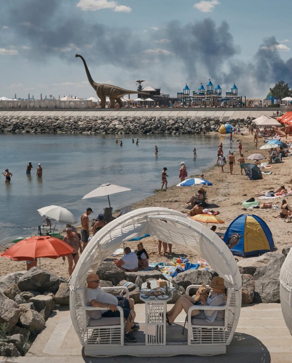 SbastienLebret8's tweet photo. 📸 Kostiantyn and Vlada Liberov #Libkos
"People relax on the beach while smoke rises in the background from a fire caused by a Russian missile strike in Odesa on July 29"
#StandWithUkraine🇺🇦 https://t.co/RWt7P4Y3if