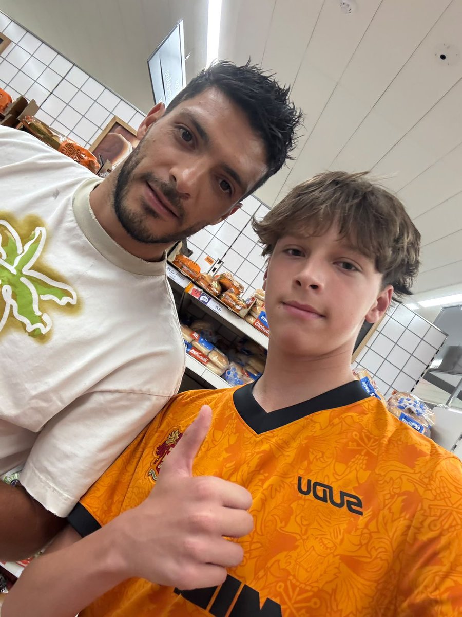 TomBrownwwfc's tweet photo. Look who was shopping in sainsburys 🐺 https://t.co/1IaW47oajY