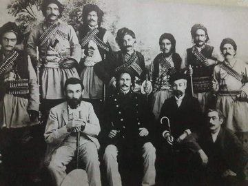 Belisarius_21's tweet photo. “Ben dağımın zirvesin de yaşıyorum; halkım ot yiyor. Etrafımız da ise sahte Ruslardan, sahte turklerden ve sahte perslerden başka kimse yok. 
Benim çağrımı siz ulaştırmalısınız.”
-Simko şikak - 1920
Bi rêzdarî https://t.co/EsgIh2S9r7