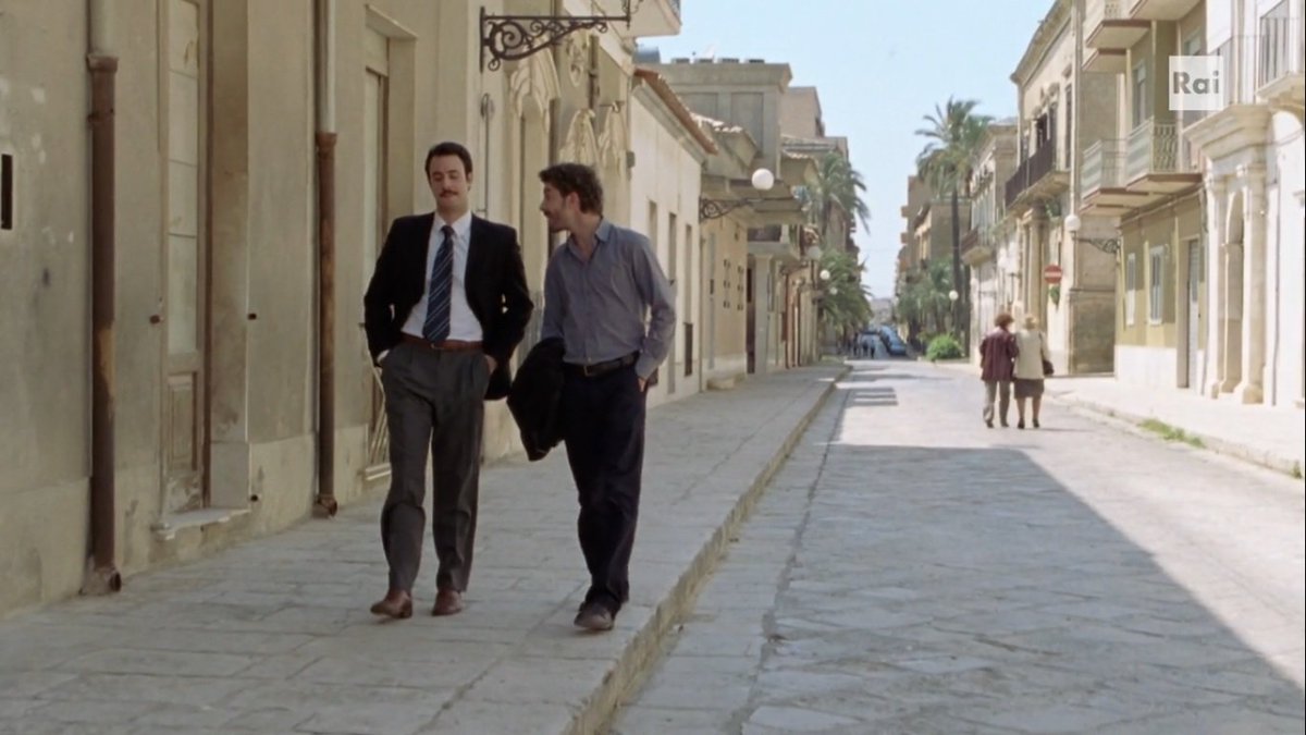 ho_preso_vento's tweet photo. La passeggiata meno eterosessuale che due uomini abbiano mai fatto su Raiuno

#IlGiovaneMontalbano https://t.co/MdFbus95Xs