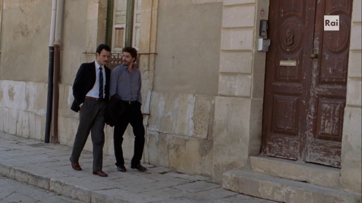 ho_preso_vento's tweet photo. La passeggiata meno eterosessuale che due uomini abbiano mai fatto su Raiuno

#IlGiovaneMontalbano https://t.co/MdFbus95Xs