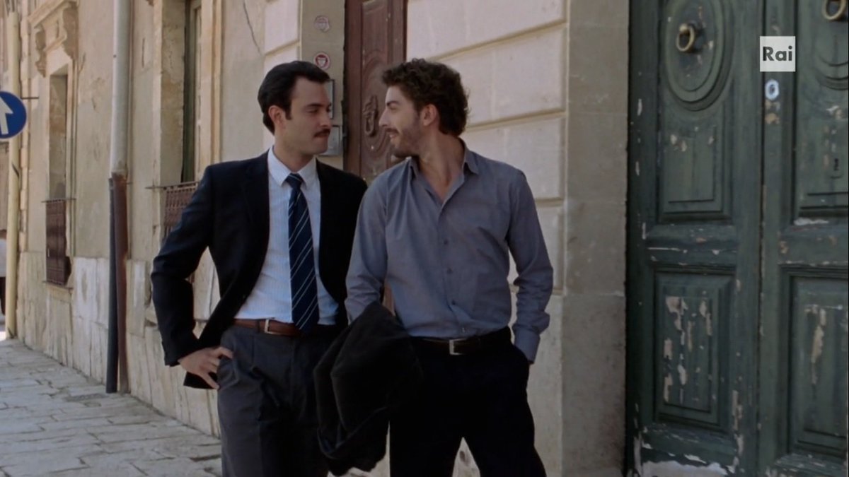 ho_preso_vento's tweet photo. La passeggiata meno eterosessuale che due uomini abbiano mai fatto su Raiuno

#IlGiovaneMontalbano https://t.co/MdFbus95Xs