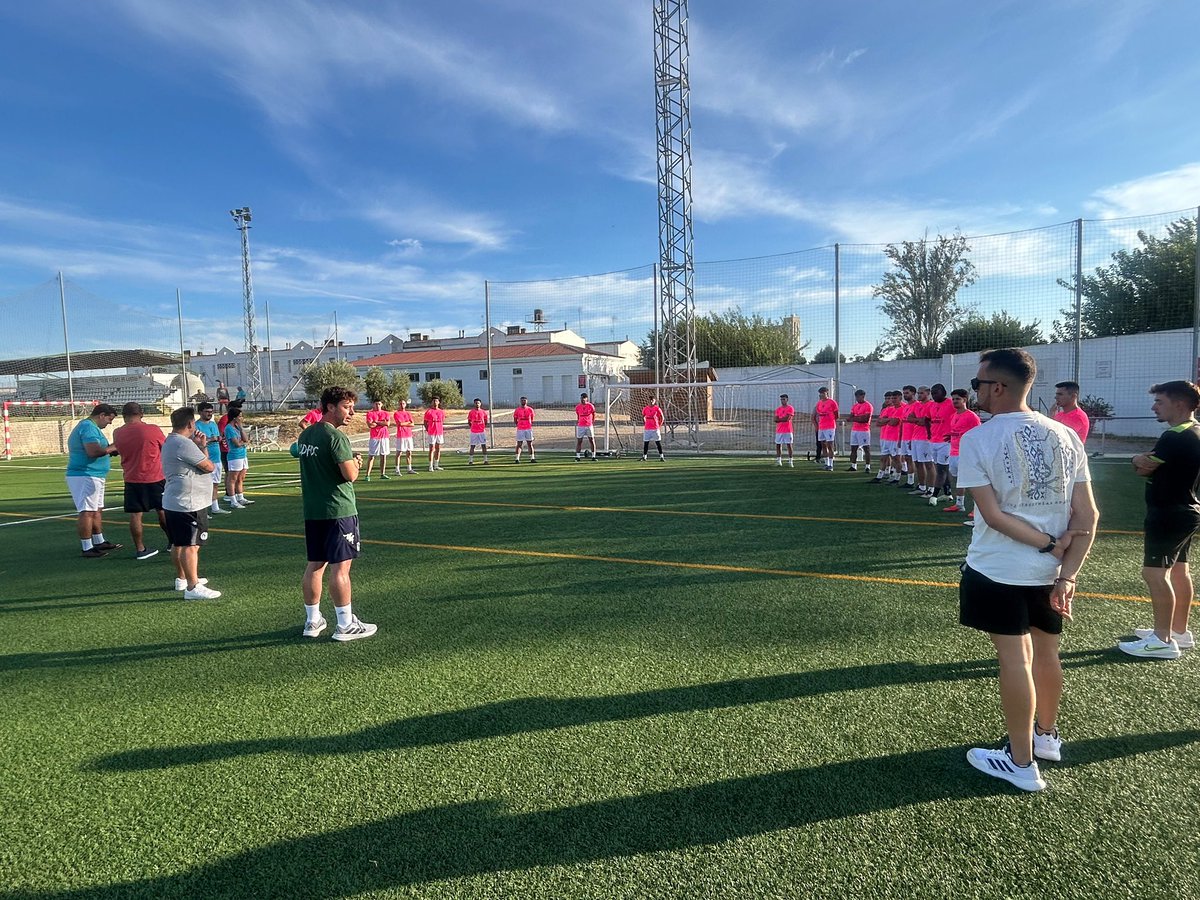 UDFDC's tweet photo. #ENTRENAMIENTO

⚽️ Comienzan los entrenos para el #SENIOR y el #JUVENILA.

💚 Caras conocidas y muchas otras nuevas en una ilusionante temporada para ambos equipos.

#ElSueñoVerde https://t.co/13R9XZAhIA