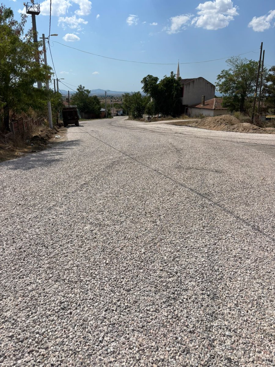 ozelidareedirne's tweet photo. 📍Lalapaşa/Dombay

Grup yollarımızı sıcak asfaltla buluşturmanın yanında sathi kaplama çalışmalarımız da devam ediyor. ⤵️

Lalapaşa Dombay köyü köy içi 1️⃣,5️⃣ km sathi kaplama çalışmamız tamamlanmıştır.

Sıradaki durağımız: Süloğlu/Akardere köyü köy içi⏳

İlçemize, köylerimize, vatandaşlarımıza hayırlı uğurlu olsun.⤵️📸

@edirne_valiligi 
@Yunus_Sezer_