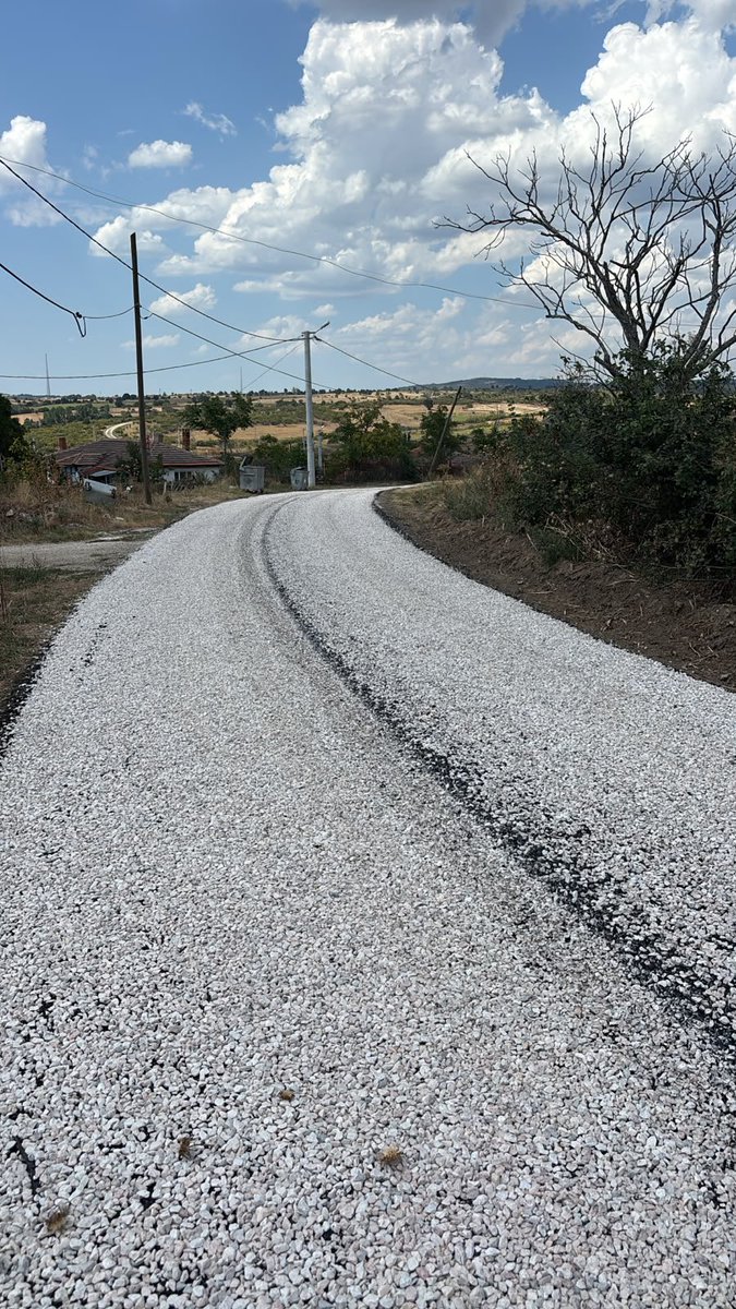 ozelidareedirne's tweet photo. 📍Lalapaşa/Dombay

Grup yollarımızı sıcak asfaltla buluşturmanın yanında sathi kaplama çalışmalarımız da devam ediyor. ⤵️

Lalapaşa Dombay köyü köy içi 1️⃣,5️⃣ km sathi kaplama çalışmamız tamamlanmıştır.

Sıradaki durağımız: Süloğlu/Akardere köyü köy içi⏳

İlçemize, köylerimize, vatandaşlarımıza hayırlı uğurlu olsun.⤵️📸

@edirne_valiligi 
@Yunus_Sezer_