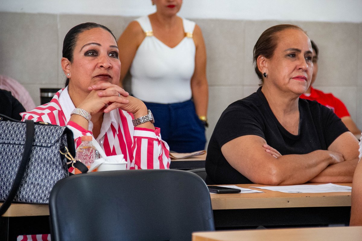 IsssteAgs's tweet photo. El subdelegado de Prestaciones, José Luis Luna Jiménez, subrayó que el objetivo de la capacitación, fue desarrollar habilidades prácticas y potenciar el rendimiento profesional para poder responder a las diversas situaciones en beneficio de los derechohabientes.🧵 2/3 https://t.co/X3hnEQWBQt