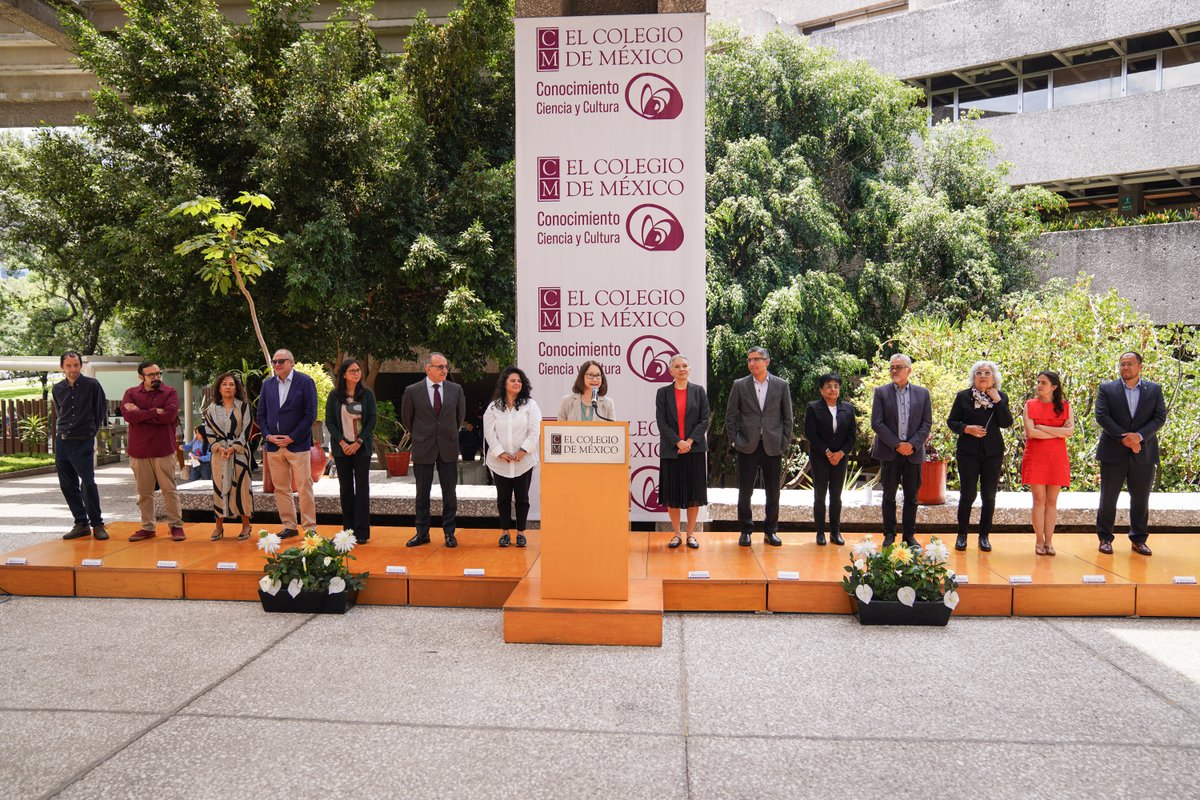 elcolmex's tweet photo. El ciclo escolar 2026-2027 inició con 506 estudiantes, 147 de nuevo ingreso, en los programas de licenciatura, maestría y doctorado: 438 personas de nacionalidad mexicana de todas las entidades federativas y 68 extranjeras.
El pensamiento crítico, la investigación rigurosa y el compromiso con la sociedad son los cimientos de El Colegio de México, una institución que cultiva un ambiente propicio para la investigación y la docencia a través de una comunidad plural, respetuosa y tolerante.
Este ciclo estará marcado por conmemoraciones y una intensa actividad académica, además de los desafíos tecnológicos de nuestro tiempo y el desarrollo del conocimiento.
Iniciamos con entusiasmo, deseando un ciclo lleno de descubrimientos y desarrollo académico, intelectual y personal para toda la comunidad Colmex.
#ColmexParaTi #ElColegiodeMéxico #conocimiento #ciencia #cultura

@CEHColmex @CEIColmex @CES_COLMEX @CELLColmex @CEDUAColmex @CEAAColmex @CEEColmex @CEGColmex @LibrosColmex @BiblioColmex @FundacionColmex @ColmecasA
