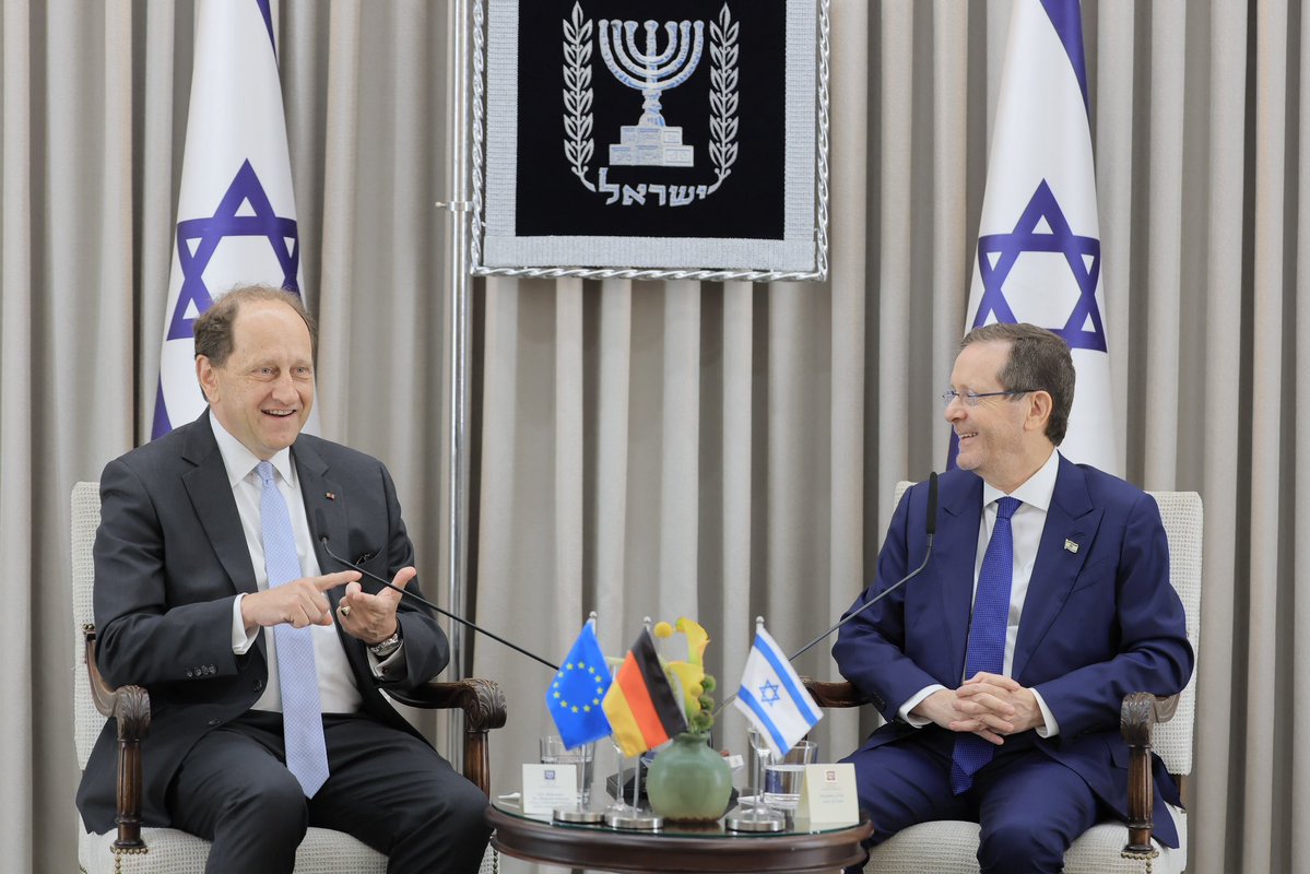 Tarek_Bae's tweet photo. Deutschland hat übrigens einen neuen Botschafter in Israel. Auf Steffen Seibert folgt nun Alexander Graf Lambsdorff (FDP), der zuvor Botschafter in Moskau war. Wer auf Veränderung und mehr Achtung für Völkerrecht, Menschenrechte und Menschenverstand hofft, wird enttäuscht. Denn Lambsdorff ist ein gewöhnlicher Staatsräsonist. Bereits im August 2022 warf er „den Palästinensern“ pauschal „Antisemitismus“ vor. Die Palästinensische Autonomiebehörde nannte er eine „Bedrohung“ für Israel. Ein diplomatisches Trampeltier. Für Palästinenser, die unter Israel leiden, eine schlechte Nachricht. Israels Verbrechen hat er noch nie kritisiert, nie auch nur im Ansatz benannt.

Er kündigte heute bei seinem Zusammenkommen mit Israels Präsident Herzog an, die Beziehungen Deutschlands zu Israel noch zu vertiefen. Es geht gewohnt peinlich weiter.