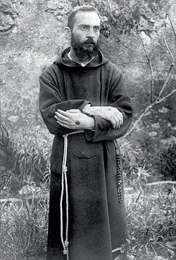 RosaryMum's tweet photo. “Mary has recommended the Rosary at Lourdes and Fatima because of its exceptional value for us and our times.”

Saint Padre Pio https://t.co/VrGDuC35tc
