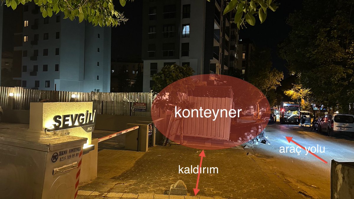 doguscb's tweet photo. Kadıköy’de bir inşaat daha… Ama bu sefer yaya olarak tamamen kısıtlandığımız bir inşaat. Görüntüleri iletiyorum. 
Yeni başlayan bu inşaat, günlerdir inşaat demirini yola koyduğu yetmiyor gibi bir de kaldırıma konteyner koymuş!? 
Hiç denetim mekanizmanız yok mu? @kadikoybelediye https://t.co/2V40AiNXYF