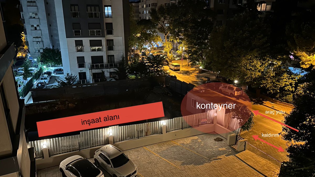 doguscb's tweet photo. Kadıköy’de bir inşaat daha… Ama bu sefer yaya olarak tamamen kısıtlandığımız bir inşaat. Görüntüleri iletiyorum. 
Yeni başlayan bu inşaat, günlerdir inşaat demirini yola koyduğu yetmiyor gibi bir de kaldırıma konteyner koymuş!? 
Hiç denetim mekanizmanız yok mu? @kadikoybelediye https://t.co/2V40AiNXYF