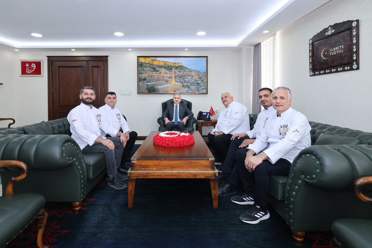 Mardin_Valiligi's tweet photo. Valimiz Sayın @tuncay_akkoyun ;
➡️ Gastro Nusaybin Profesyonel Aşçılar Derneği Başkanı Tevfik Demirtaş ve beraberindeki Yönetim Kurulu Üyelerini Valilik Makamında ağırladı.

@iletisim 
@TC_icisleri https://t.co/D1XOglKB5g