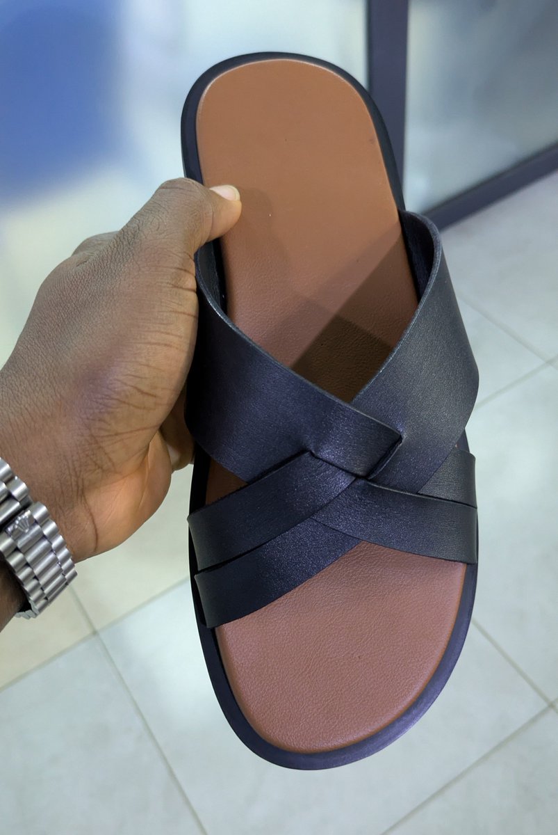 heirphosir's tweet photo. Many of my colleagues and even some of you amazing people here had no idea I'm a shoemaker until today. Whose fault is that? Mine, of course 😅

Here's a quick thread on how today unfolded, along with a few photos of my handcrafted work 😁 https://t.co/L3ZGoB0SE1