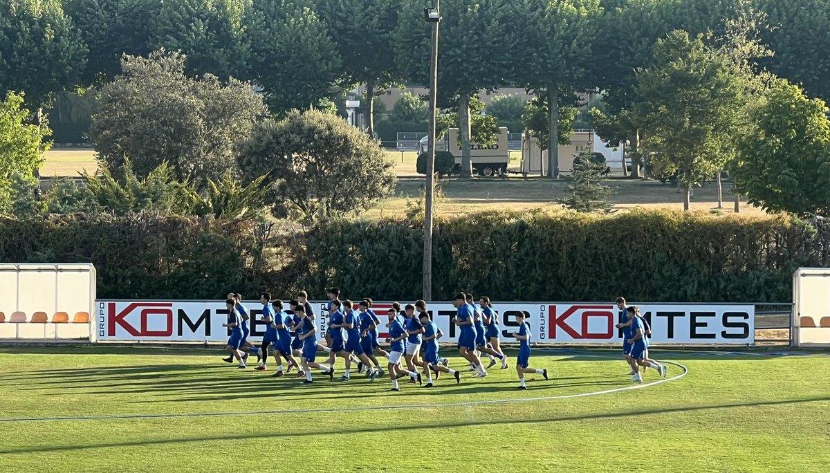 Nela_CF's tweet photo. 💙⚽️ Con la misma ilusión, el mismo compromiso y las ganas de seguir creciendo, hoy arranca la pretemporada 2026/27.

#VamosNela #SomosRegional https://t.co/oJBAwfYs2S