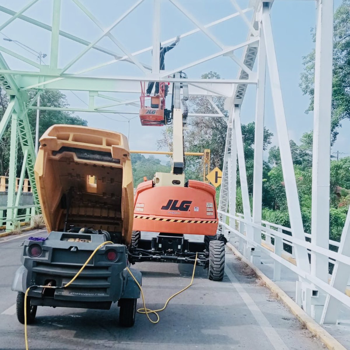 SICT_SLP's tweet photo. 🚧 Avanzan los trabajos de conservación en el Puente Cómoca.

Se continúa con la aplicación de pintura en la estructura metálica del puente, ubicado en la carretera 85 México–Laredo, tramo Cd. Valles-Tamazunchale.

⚠️ Se mantienen cortes intermitentes a la circulación.

 #SICTSLP https://t.co/fG99SwsHY9
