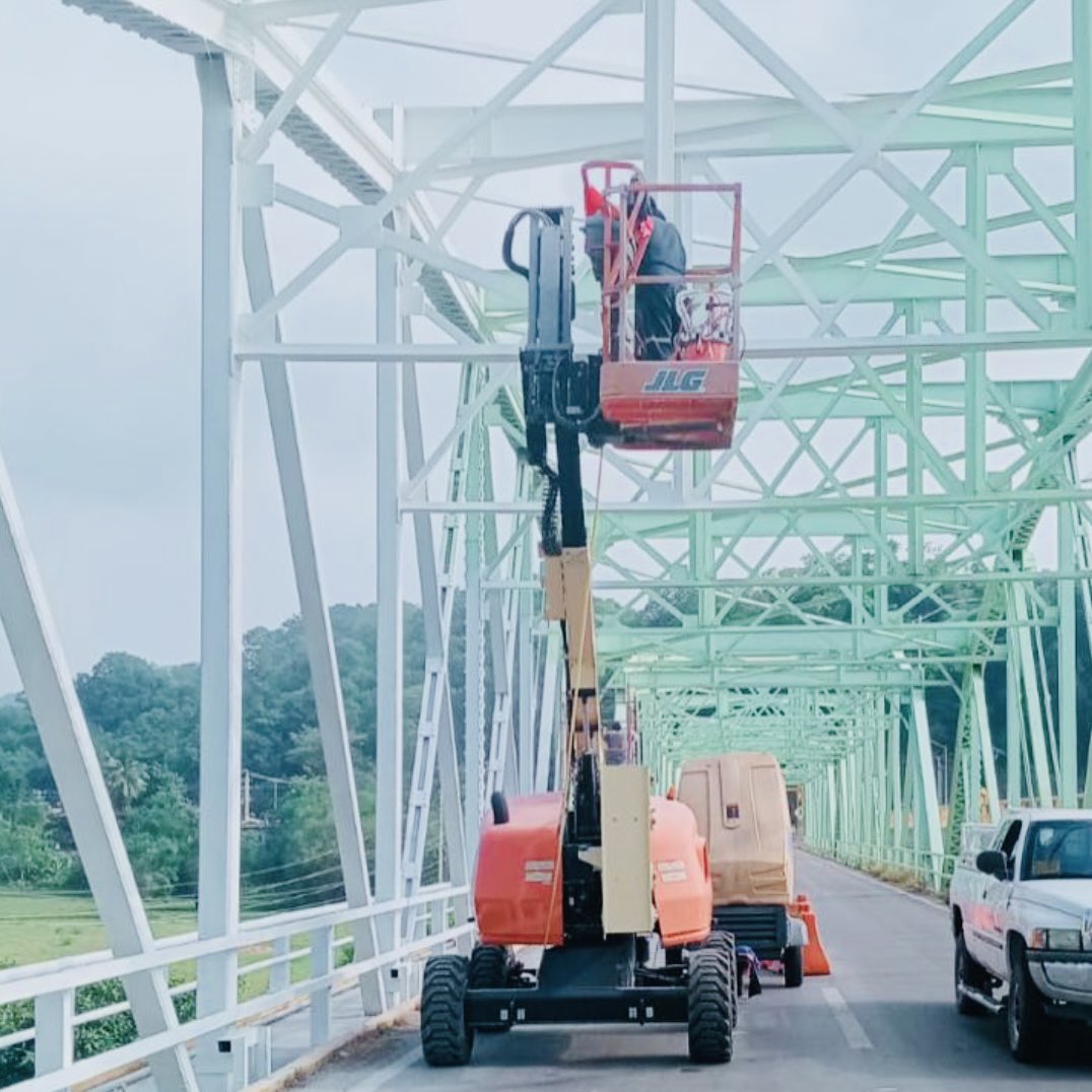 SICT_SLP's tweet photo. 🚧 Avanzan los trabajos de conservación en el Puente Cómoca.

Se continúa con la aplicación de pintura en la estructura metálica del puente, ubicado en la carretera 85 México–Laredo, tramo Cd. Valles-Tamazunchale.

⚠️ Se mantienen cortes intermitentes a la circulación.

 #SICTSLP https://t.co/fG99SwsHY9