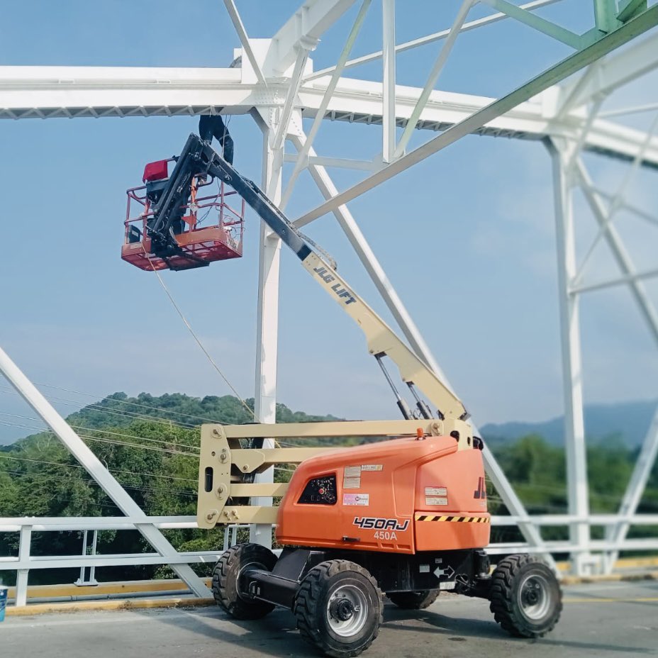 SICT_SLP's tweet photo. 🚧 Avanzan los trabajos de conservación en el Puente Cómoca.

Se continúa con la aplicación de pintura en la estructura metálica del puente, ubicado en la carretera 85 México–Laredo, tramo Cd. Valles-Tamazunchale.

⚠️ Se mantienen cortes intermitentes a la circulación.

 #SICTSLP https://t.co/fG99SwsHY9