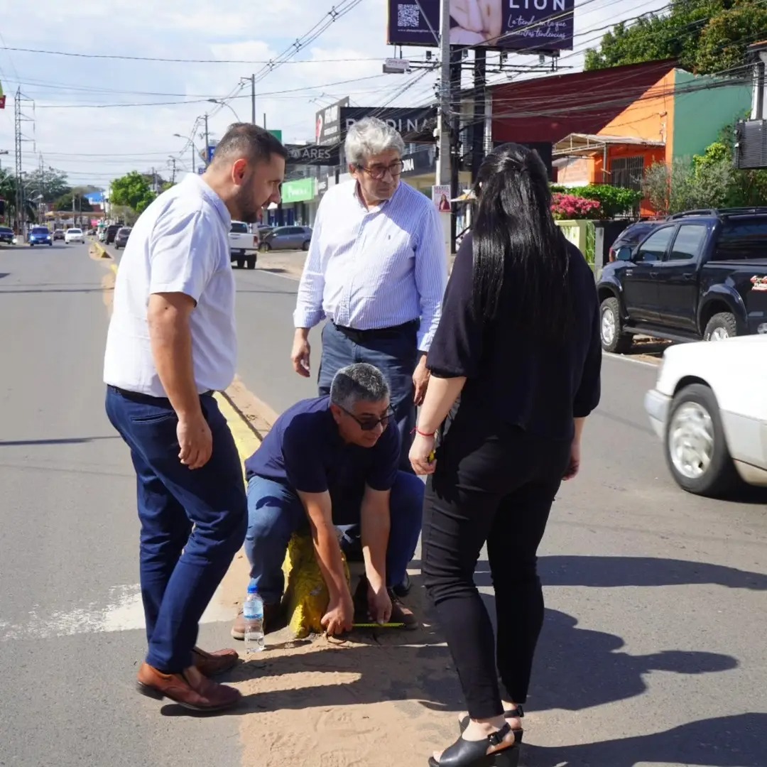 Francis970AM's tweet photo. TRAS RECLAMO DEL CANDIDATO A CONCEJAL ALEX OLMEDO, la intendente de Lambaré, Magali Franco, junto con los miembros de su gabinete, realizó el relevamiento para el proyecto de señalización del muro separador de la Av. Cacique Lambaré con el objetivo de fortalecer la seguridad vial https://t.co/mB5ZcrJ0du