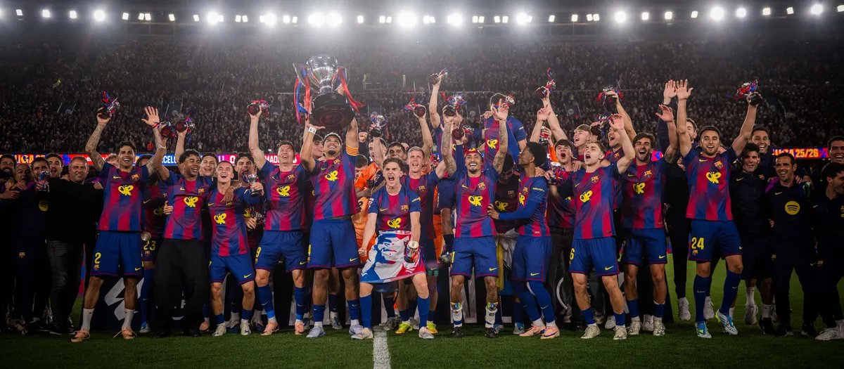 dager_5015's tweet photo. @rubenciooo10 @UCulemas FC TIESOS, pero seguimos ganando trofeos y con Gordon y Adeyemi vendran más. Vosotros con Julian, si, pero seguireis por 7 año consecutivo con otro nadaplete y el entrenador afanando 44M brutos por temporada https://t.co/vMbFUQYuWu