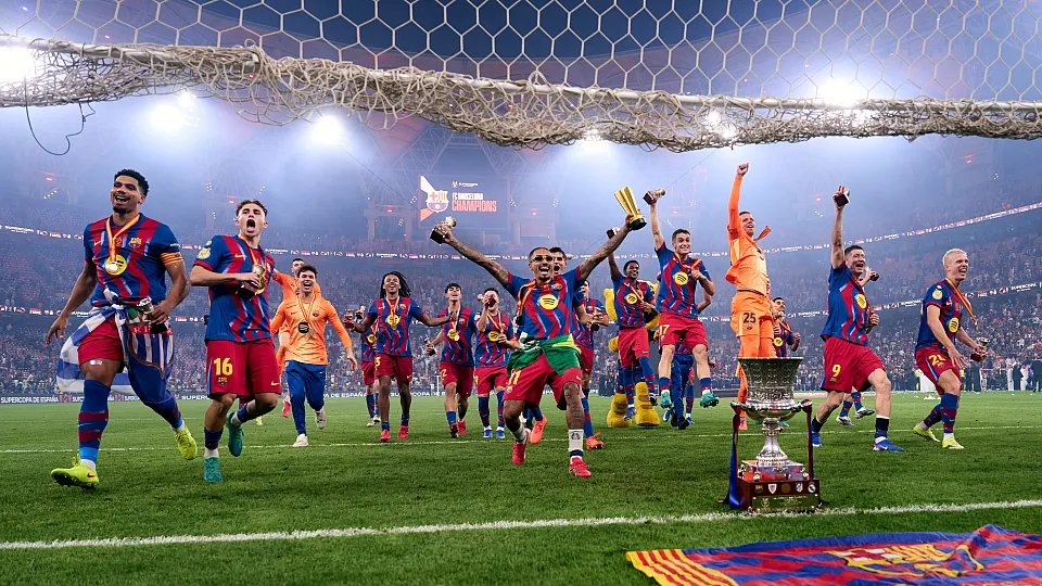 dager_5015's tweet photo. @rubenciooo10 @UCulemas FC TIESOS, pero seguimos ganando trofeos y con Gordon y Adeyemi vendran más. Vosotros con Julian, si, pero seguireis por 7 año consecutivo con otro nadaplete y el entrenador afanando 44M brutos por temporada https://t.co/vMbFUQYuWu