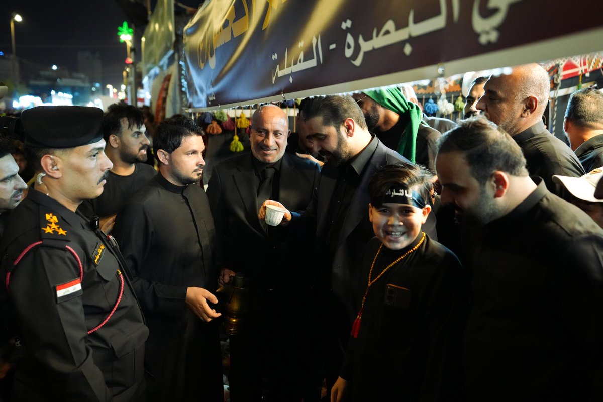IraqiPMO's tweet photo. أجرى رئيس مجلس الوزراء السيد علي فالح الزيدي، مساء اليوم الاثنين، جولة ميدانية في مدينة كربلاء المقدسة، تفقد خلالها انسيابية حركة الزائرين والمعزّين المشاركين في إحياء ذكرى أربعينية الإمام الحسين (عليه السلام).

وتابع سيادته سير تقديم الخدمات والتنظيم للجموع المليونية من الزائرين، كما التقى بعدد من المواطنين والمتطوعين للخدمة وتقديم المساعدة في المواكب الحسينية، والمفارز الصحية والخدمية، وسائر الأنشطة والفعاليات المرافقة لمراسم الزيارة.

��أشاد عدد من المواطنين، الذين التقوا سيادته، بالإجراءات الأخيرة للحكومة في مجال مكافحة الفساد وحصر السلاح بيد الدولة، مؤكدين على إسناد هذه الخطوات التي تعزز الأمن والاستقرار، وتصبّ في جانب دعم الاقتصاد الوطني وتقوية سيادة العراق.